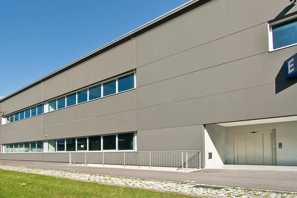 CADENAZZO - GRAND ENTREPÔT/LABORATOIRE DE 784 M² (REF. 102) – photo 6 sur 10