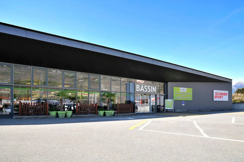 Belles surfaces au coeur de la zone commerciale de Conthey