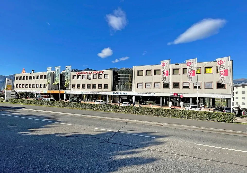 AFFITTASI A CADENAZZO AMPIO SPAZIO COMMERCIALE DI 140+52 mq