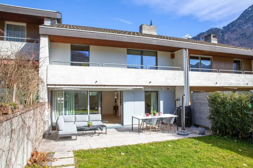 Familienglück mit Garten: Modernes Reihenhaus in Glarus