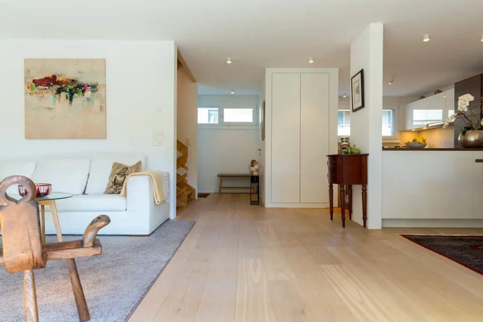 Familienglück mit Garten: Modernes Reihenhaus in Glarus