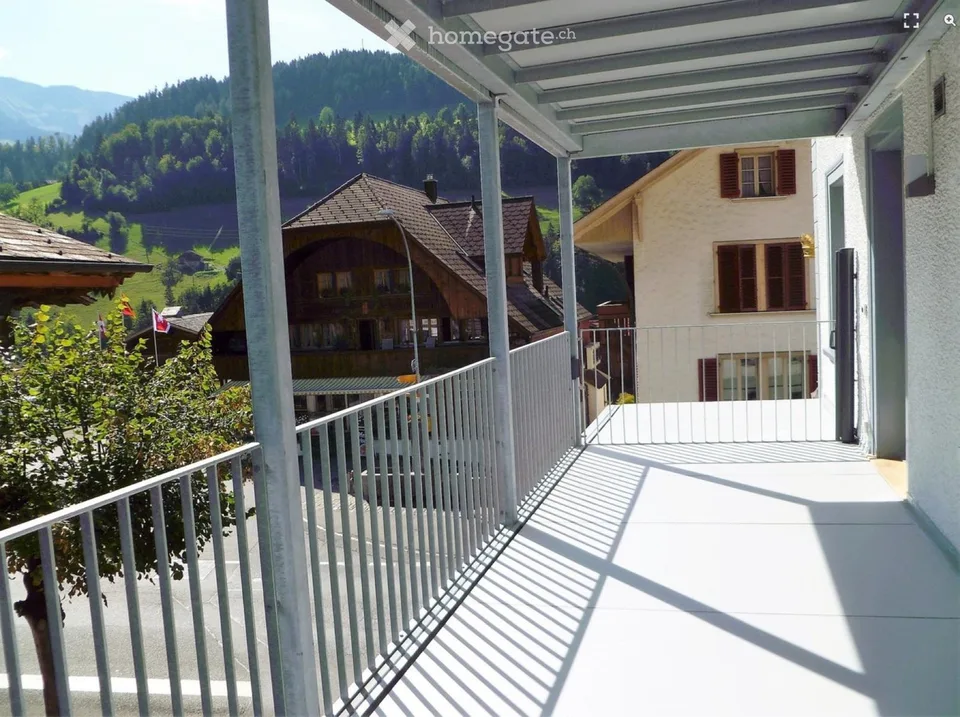 5.5-Zimmer-Wohnung mit Balkon, Parkplatz und Berg Aussicht