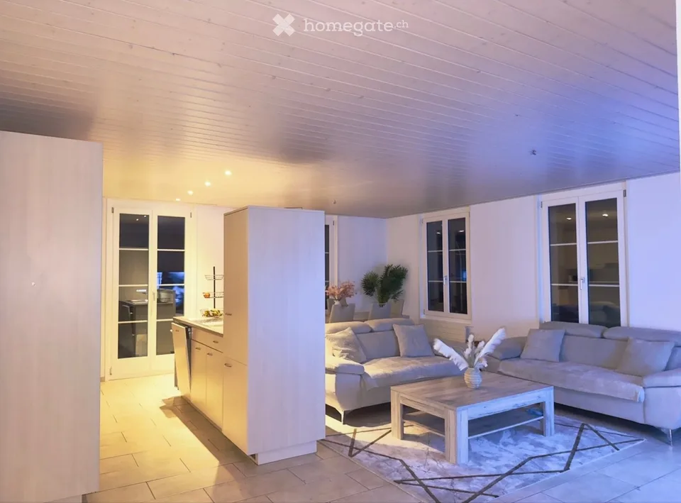 Appartamento 5.5 locali con balcone, parcheggio e vista sulla montagna