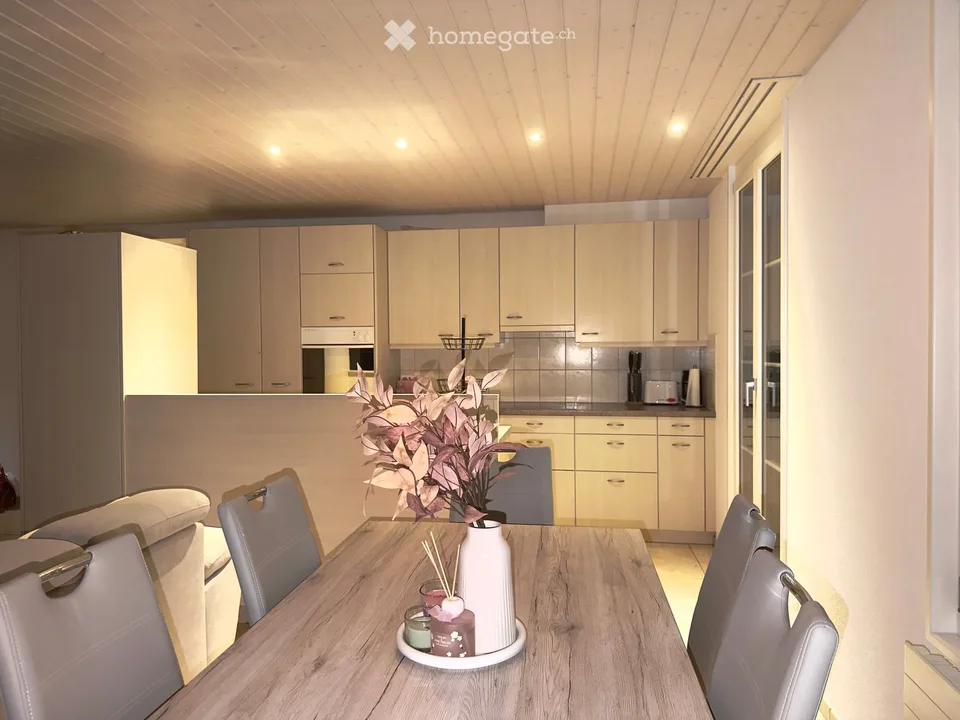 Appartamento 5.5 locali con balcone, parcheggio e vista sulla montagna