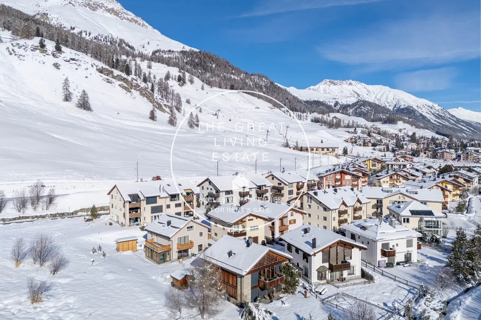 Affascinante attico di 4,5 locali con vista mozzafiato a Celerina