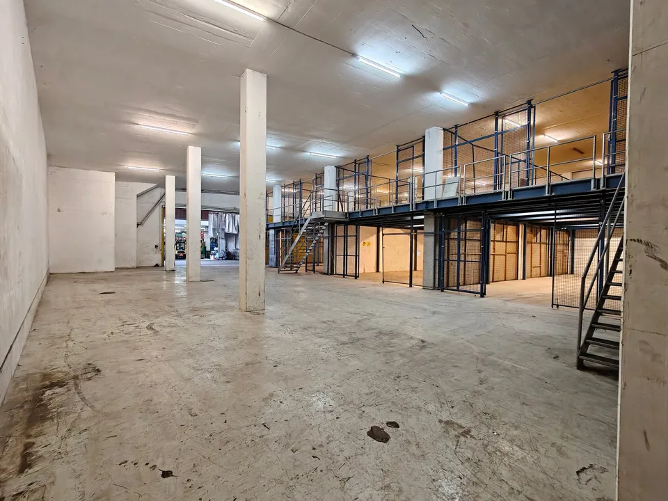 Magazzino centrale (762m2) direttamente all'uscita autostradale Urdorf-Süd