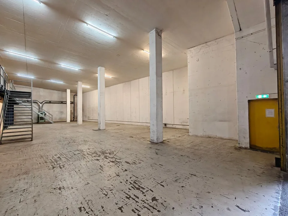 Magazzino centrale (762m2) direttamente all'uscita autostradale Urdorf-Süd