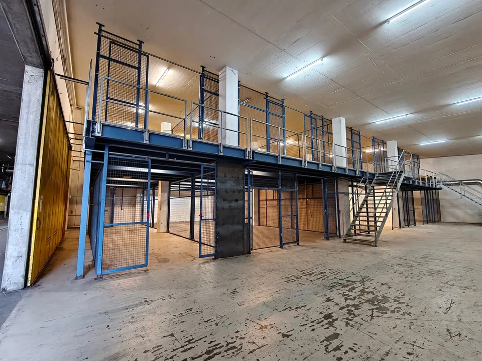 Magazzino centrale (762m2) direttamente all'uscita autostradale Urdorf-Süd