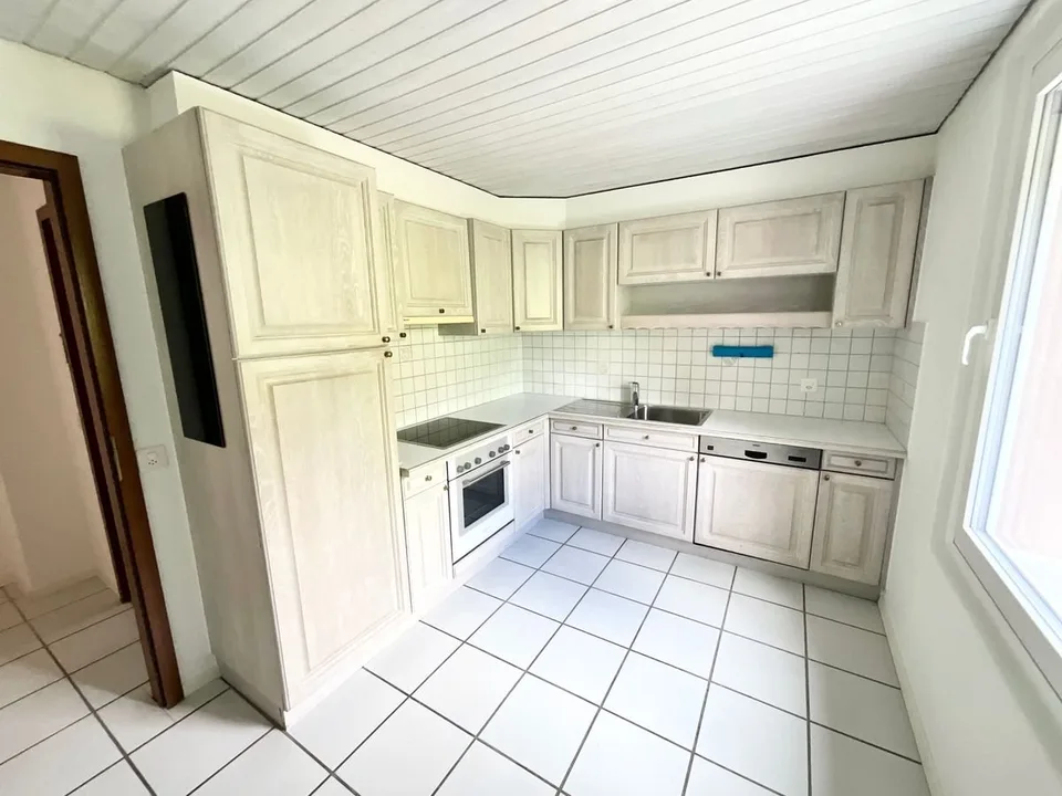 Appartement rénové de 3 pièces avec terrasse et vue dégagée