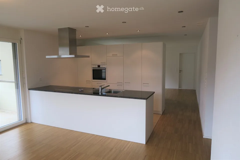 Appartamento luminoso 5.5 locali con balcone e garage a Zeihen