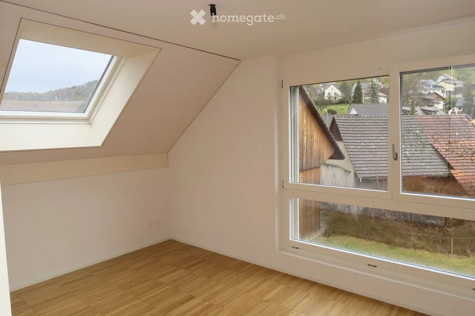 Appartamento luminoso 5.5 locali con balcone e garage a Zeihen