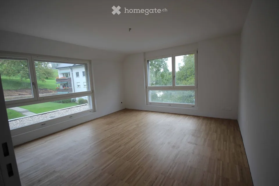 Appartamento luminoso 5.5 locali con balcone e garage a Zeihen