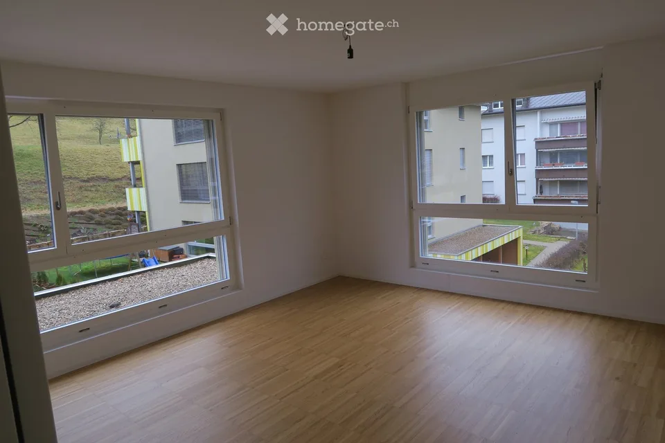 Appartamento luminoso 5.5 locali con balcone e garage a Zeihen