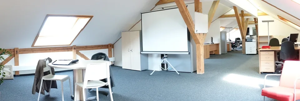 Grand open-space meublé avec salle de conférence