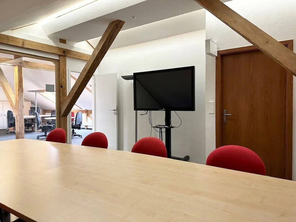 Grand open-space meublé avec salle de conférence