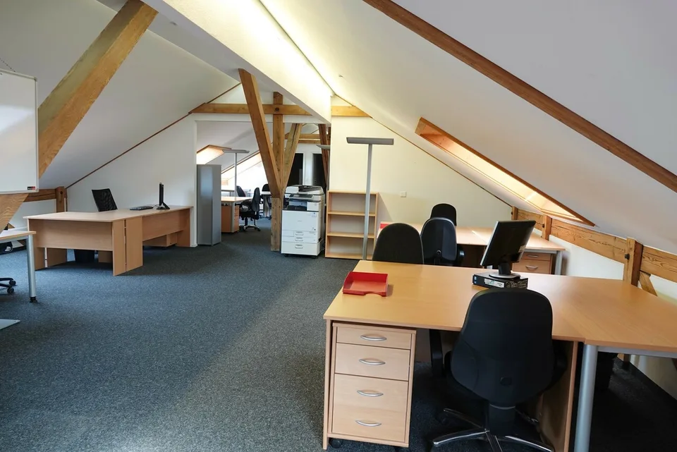 Grand open-space meublé avec salle de conférence