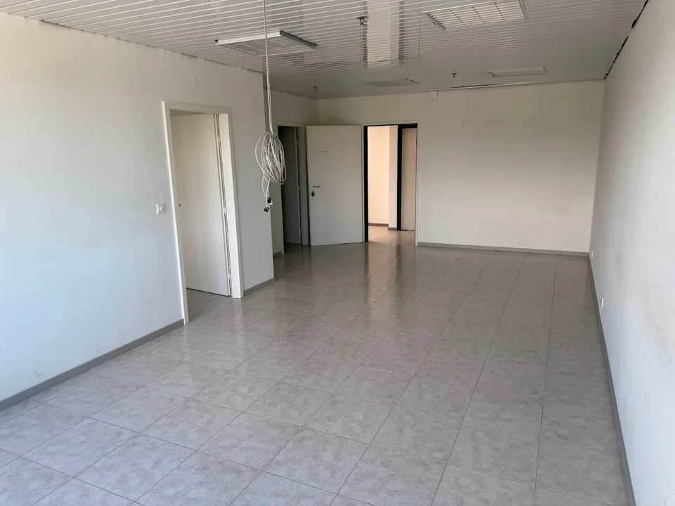 TO SEIZE - OFFICES IN ECHANDENS – photo 13 of 23