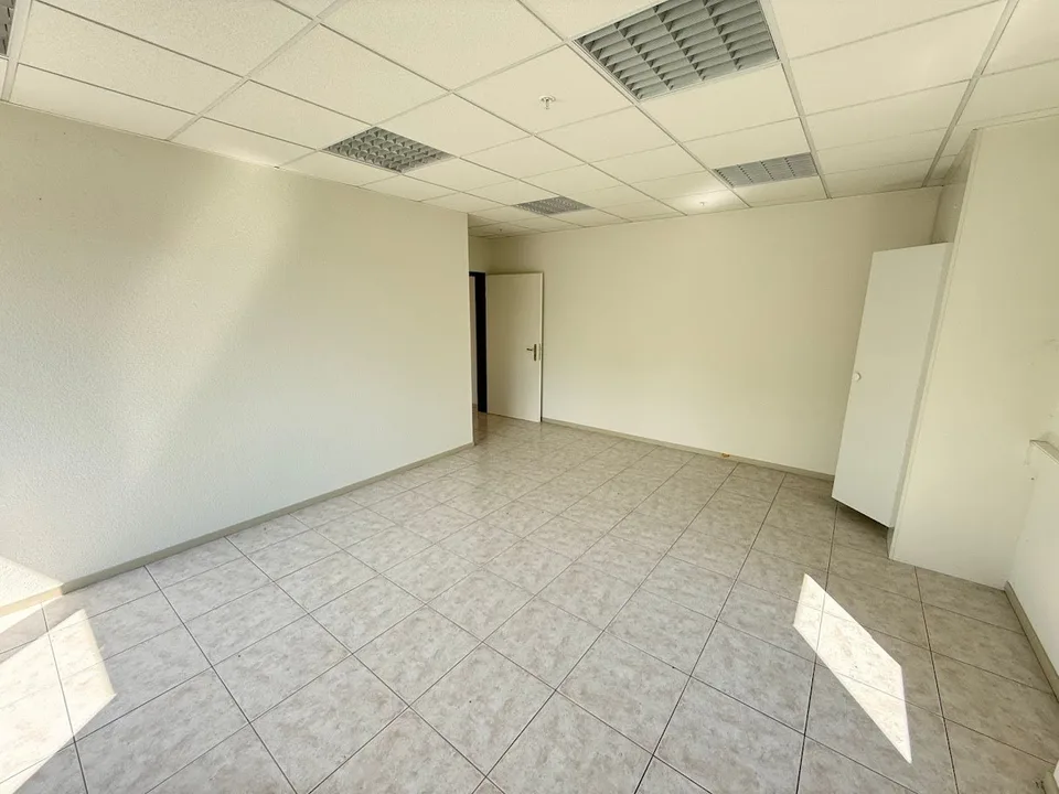 TO SEIZE - OFFICES IN ECHANDENS – photo 18 of 23