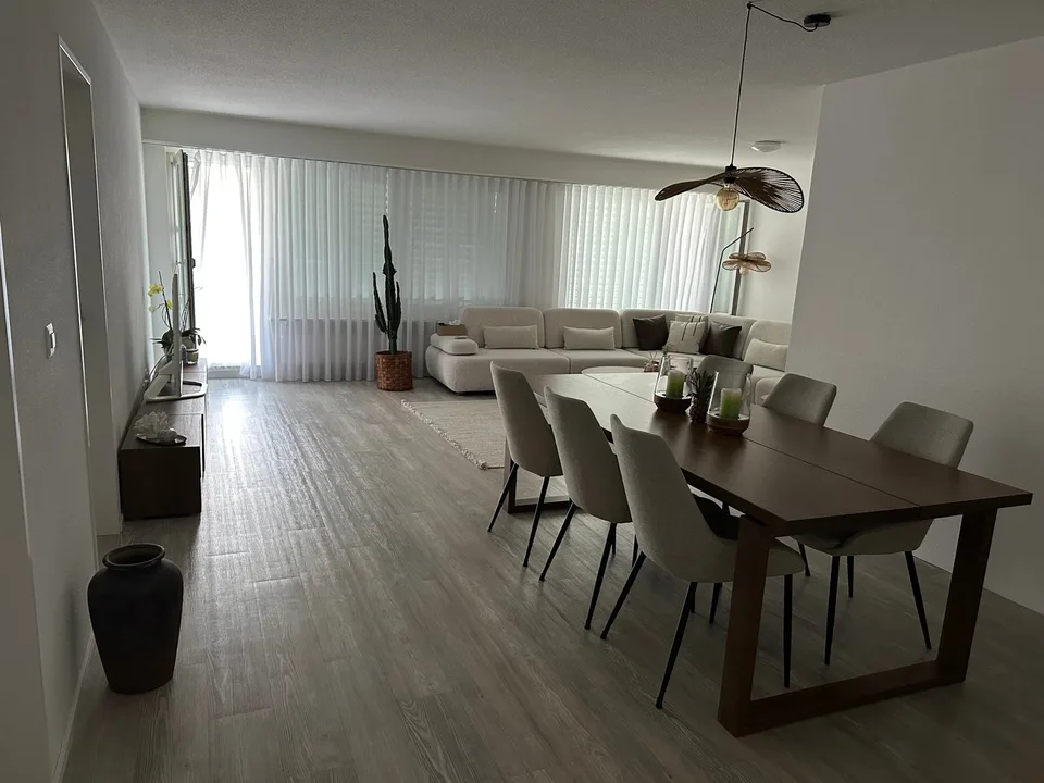 Grosszügige und modern ausgestattete 4.5-Zimmerwohnung im 2.OG