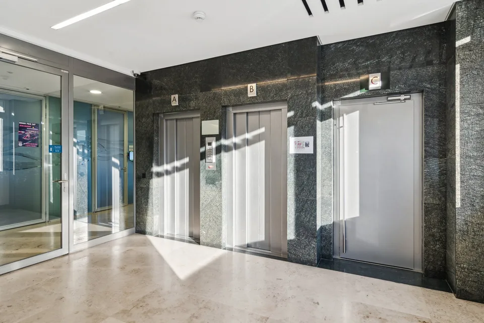 Opportunité exceptionnelle: Immeuble commercial au PAV – photo 7 sur 8