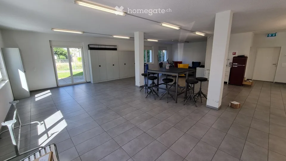 Proprietà commerciale moderna sulla Lindenstrasse a Volketswil