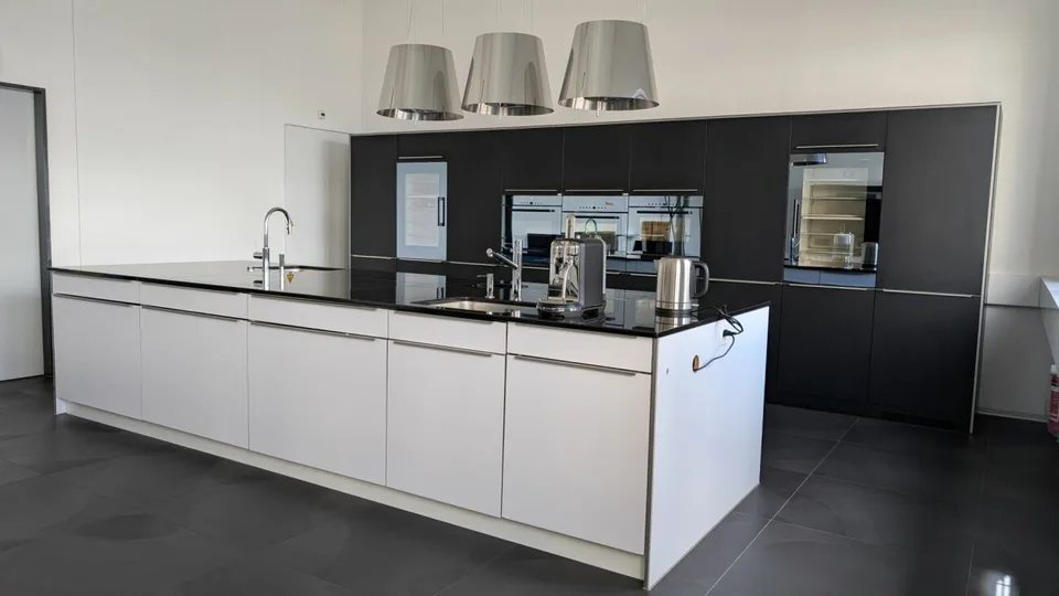 Representative office space with two small offices and modern kitchen – photo 7 of 14