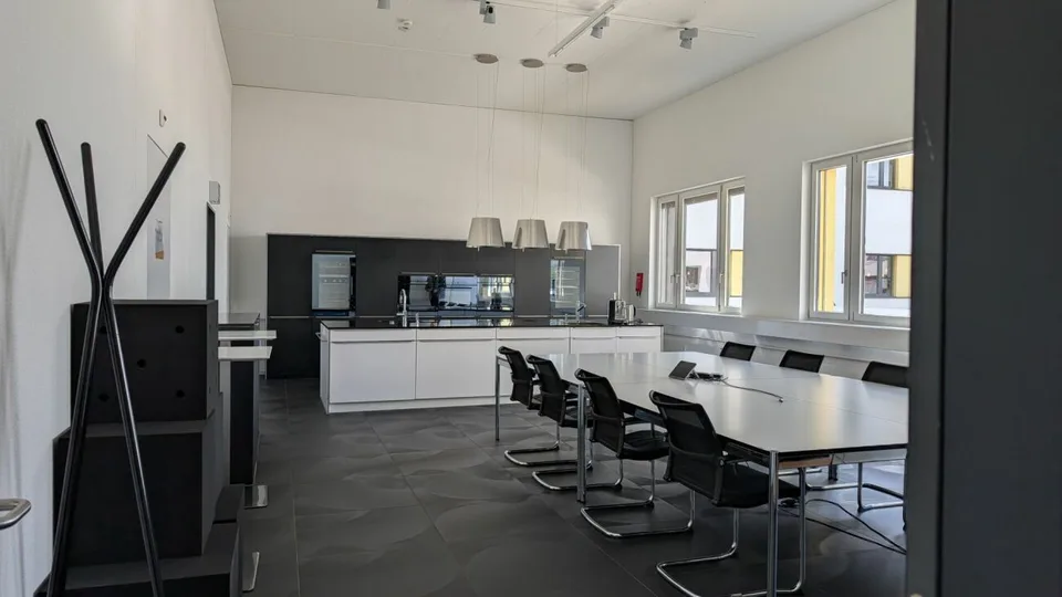Representative office space with two small offices and modern kitchen – photo 8 of 14