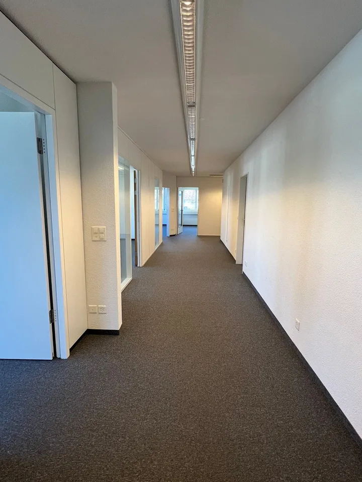 Ufficio spazioso e luminoso con sala di ritrovo, cucina e archivio al 2° piano