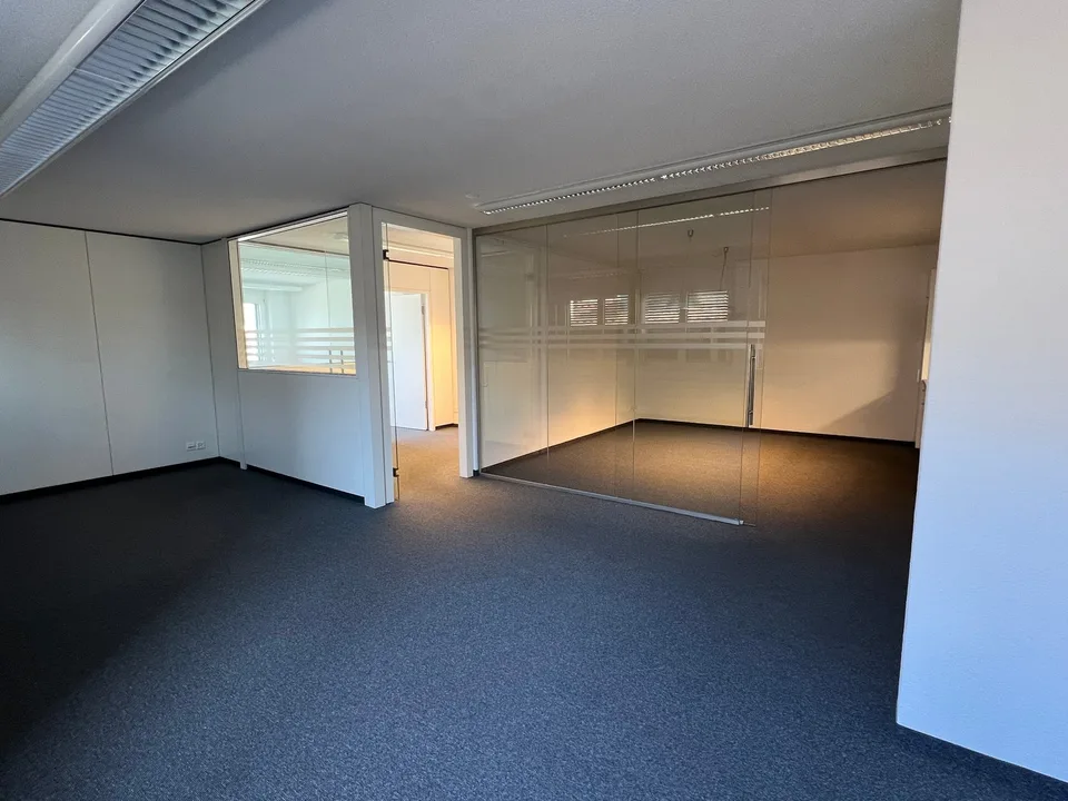 Ufficio spazioso e luminoso con sala di ritrovo, cucina e archivio al 2° piano