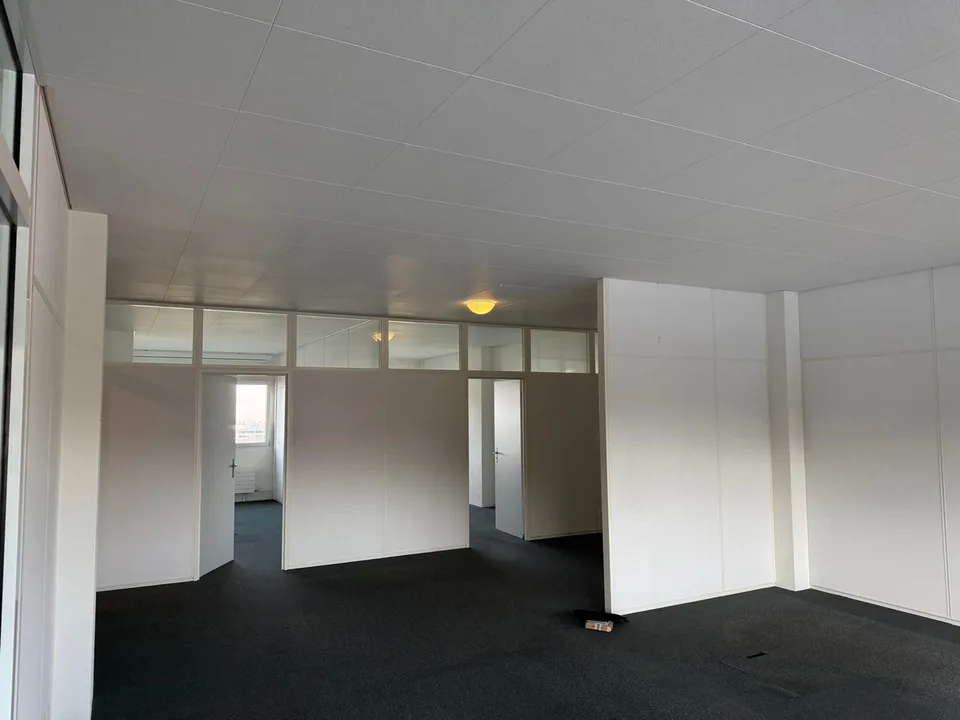 309m² Büro in Baar zu vermieten – Foto 9 von 11