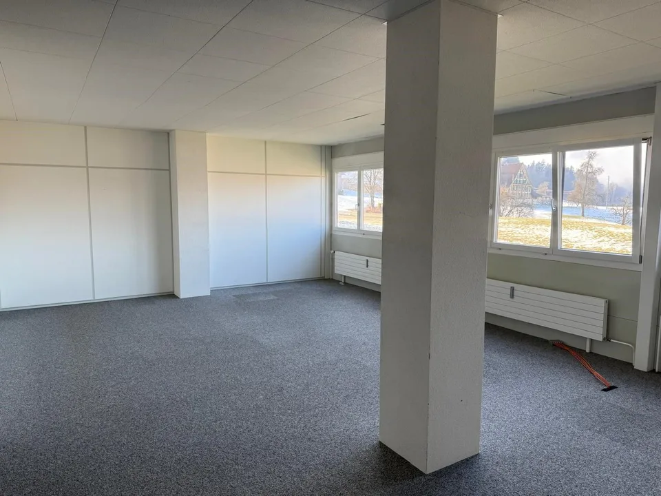 309m² di ufficio a Baar in affitto
