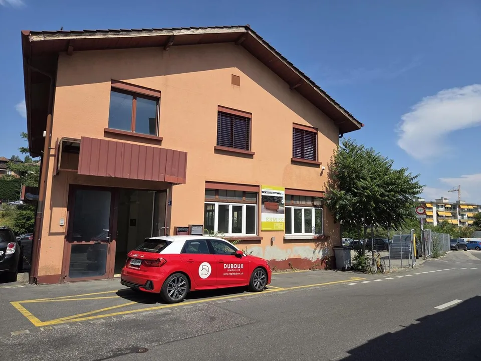 Local commercial de 230 m² de plain-pied avec quai de chargement