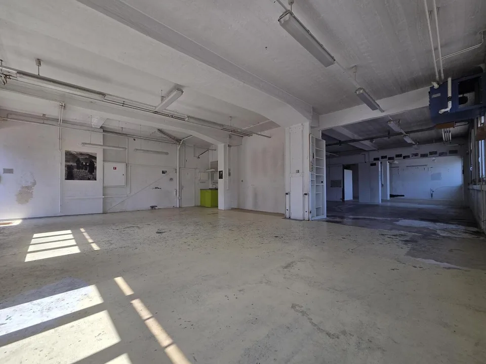 Lokal gewerblich 230 m² ebenerdig mit Ladeplatz