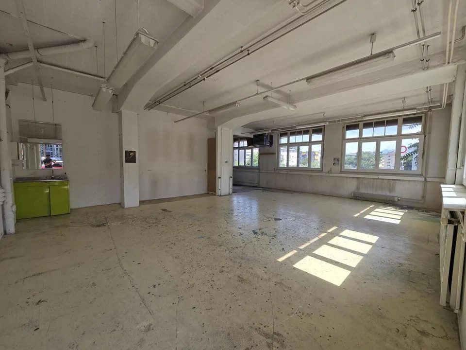 Lokal gewerblich 230 m² ebenerdig mit Ladeplatz