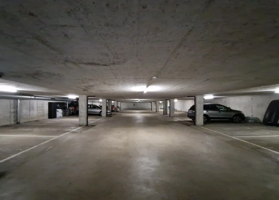 Places de parc intérieures à louer au Locle