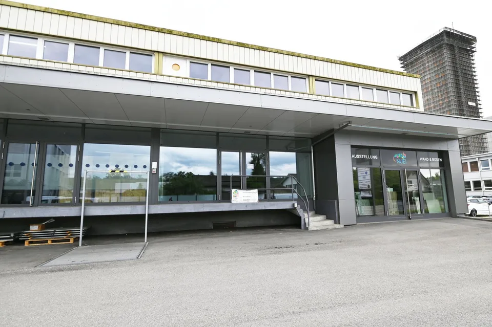 Mostra con facciata vetrata - Ufficio - Magazzino - PP - vicino all'uscita autostradale