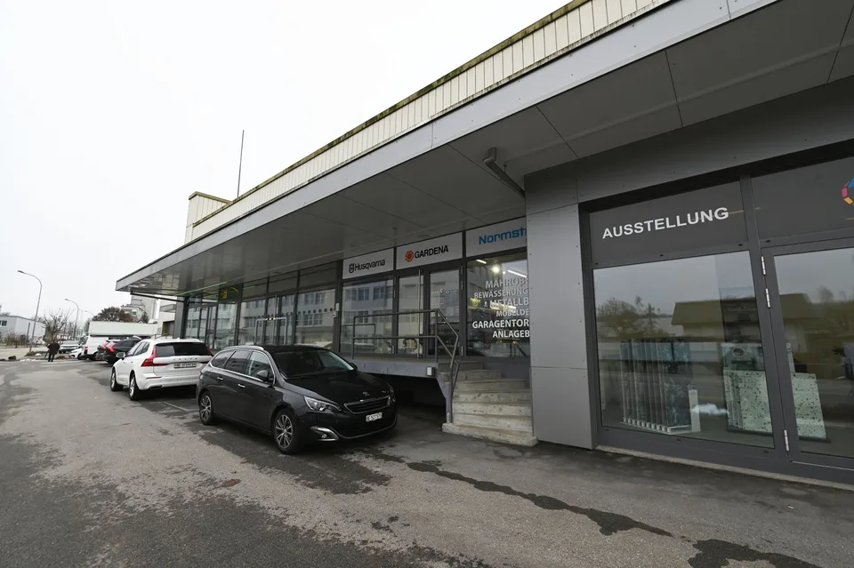 Mostra con facciata vetrata - Ufficio - Magazzino - PP - vicino all'uscita autostradale