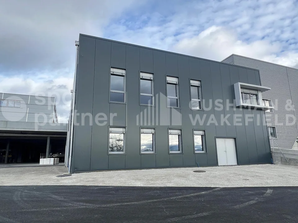 Atelier / deposito al piano terra di 300 m² nella zona industriale di Satigny