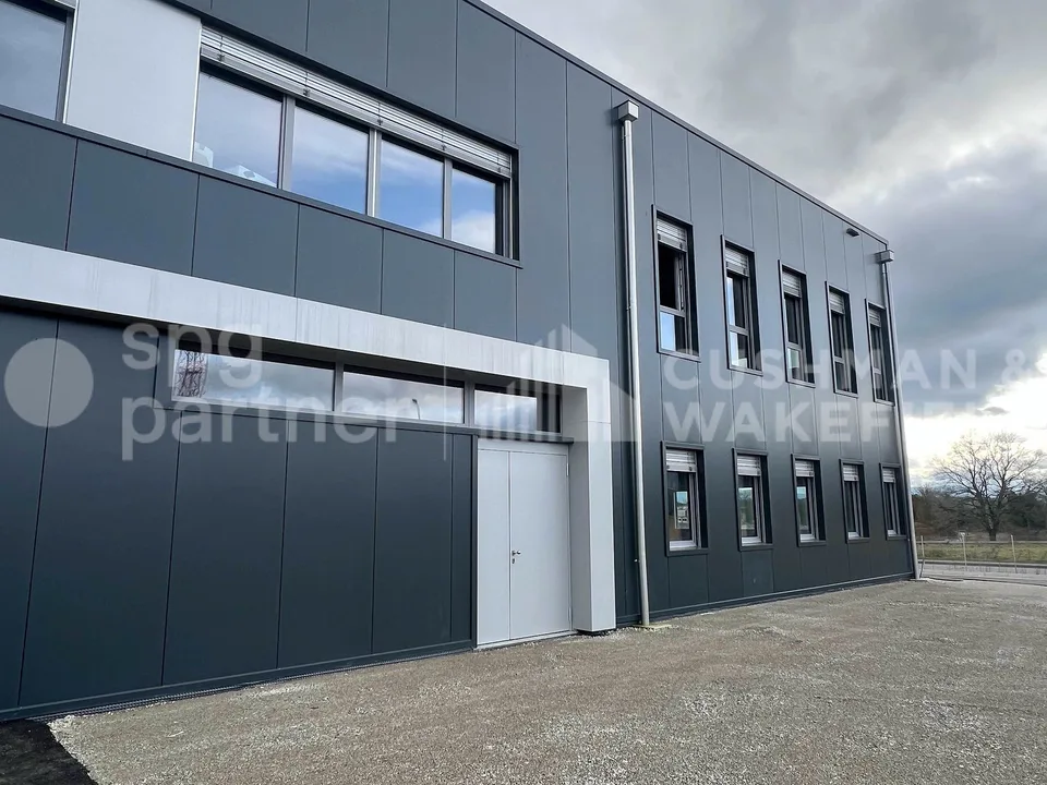 Atelier / deposito al piano terra di 300 m² nella zona industriale di Satigny