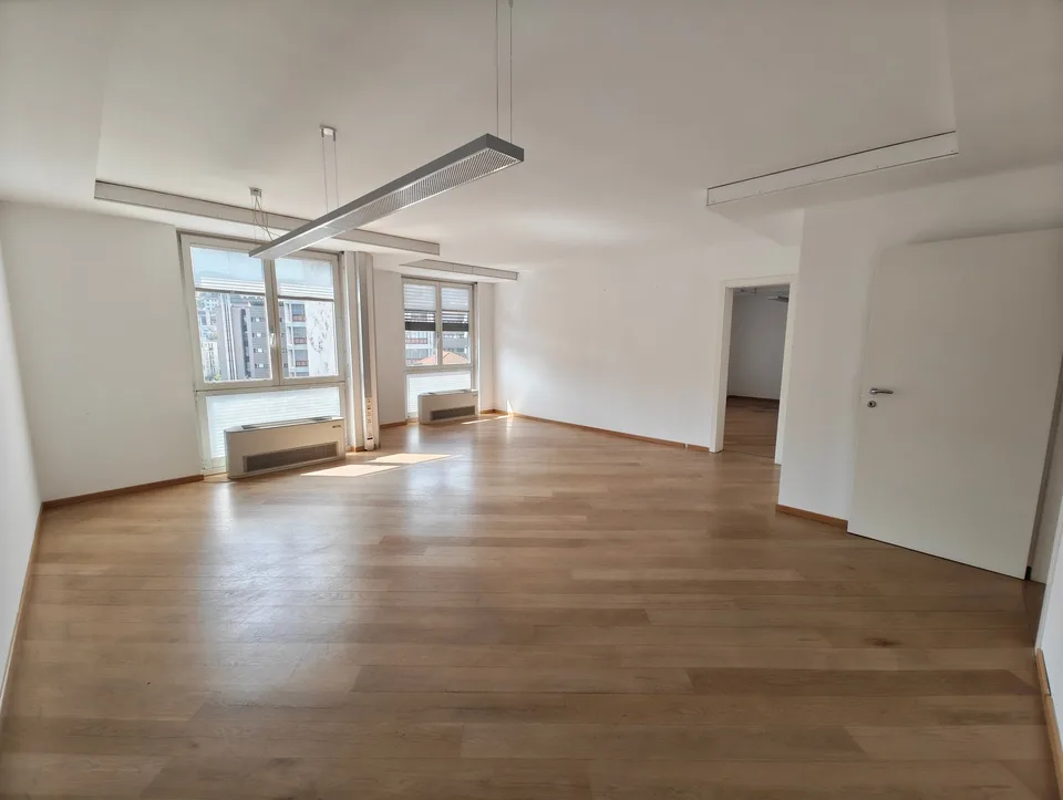 Helles und modulierbares Büro in zentraler Lage