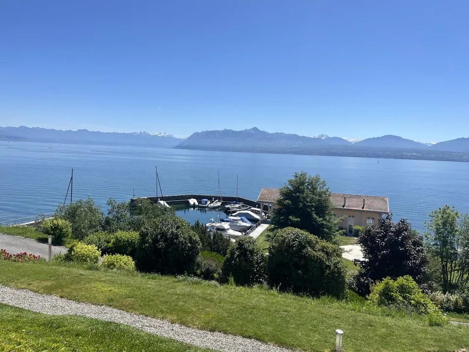 PROPRIETÀ ECCEZIONALE!! Grande appartamento in vita occupato senza affitto. Vista lago e porto privato.