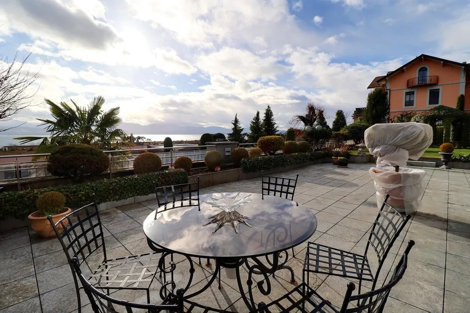 PROPRIETÀ ECCEZIONALE!! Grande appartamento in vita occupato senza affitto. Vista lago e porto privato.
