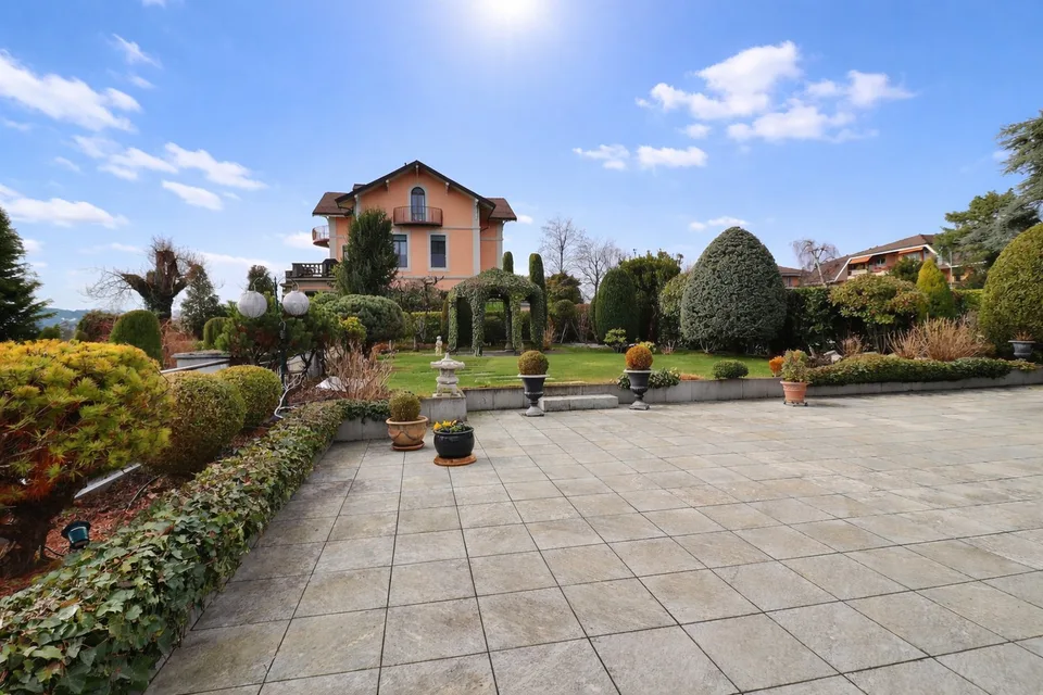 PROPRIETÀ ECCEZIONALE!! Grande appartamento in vita occupato senza affitto. Vista lago e porto privato.