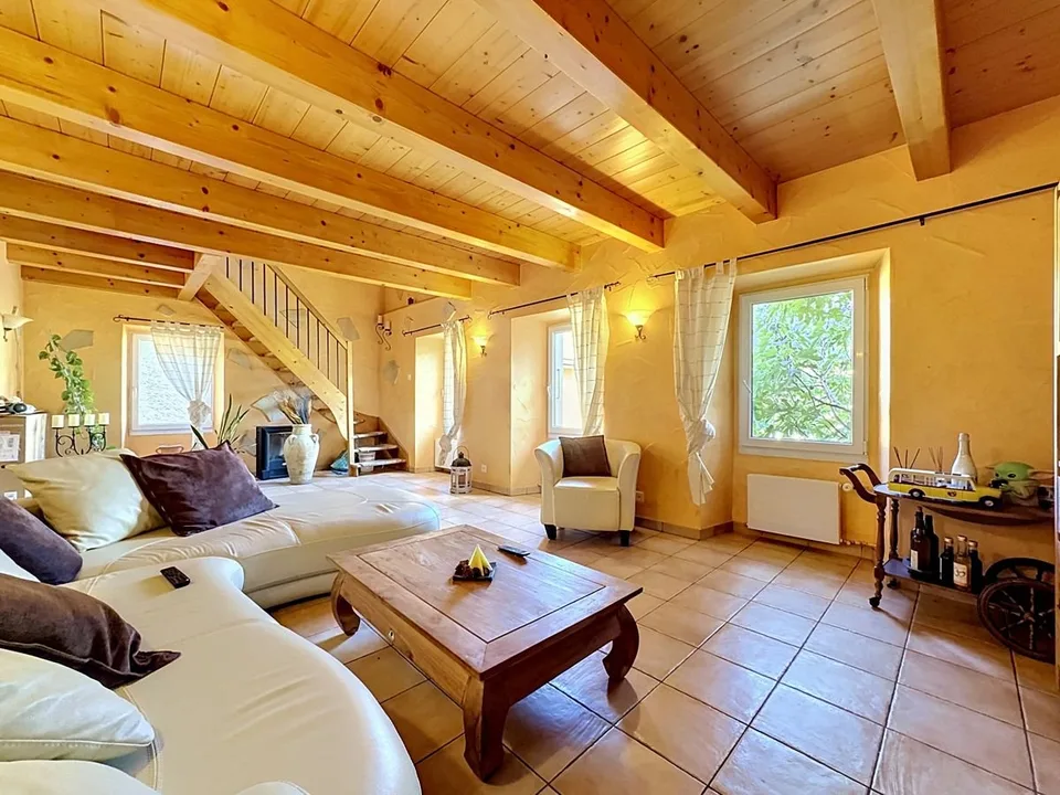 Casa di paese con due appartamenti e fienile con grande potenziale