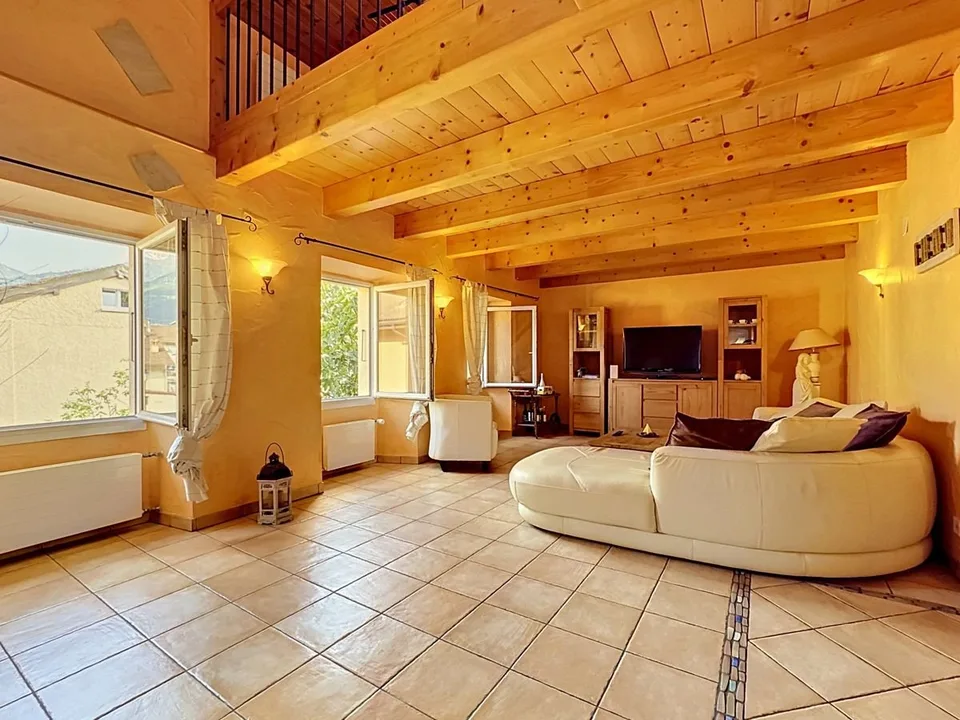 Casa di paese con due appartamenti e fienile con grande potenziale