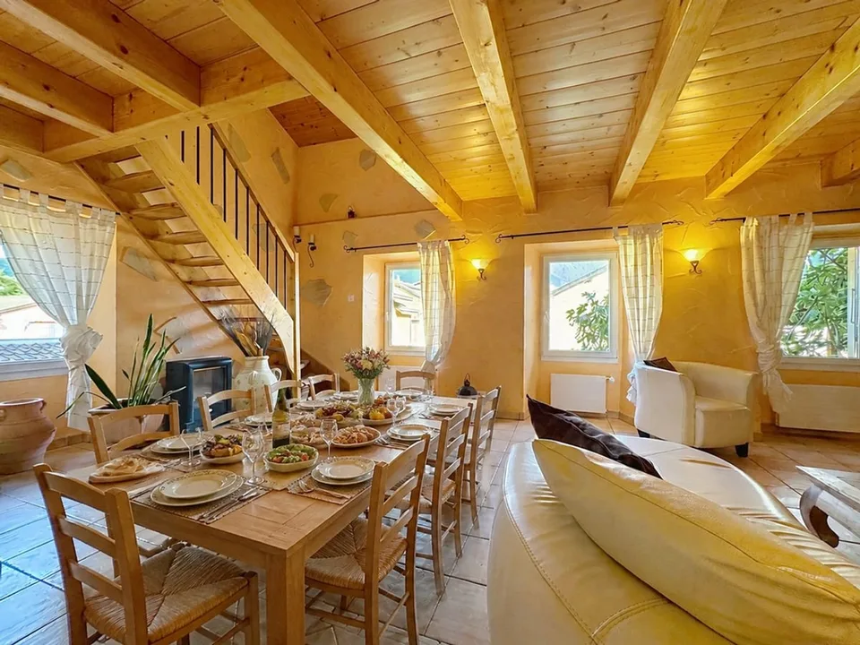 Casa di paese con due appartamenti e fienile con grande potenziale