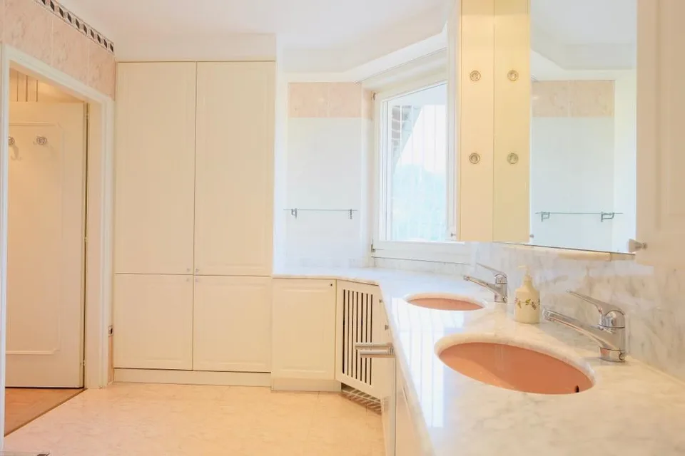 Proponiamo meravigliosa villa con piscina e vista lago – foto 10 di 12