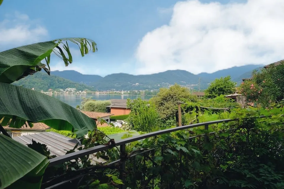 Proponiamo meravigliosa villa con piscina e vista lago – foto 12 di 12