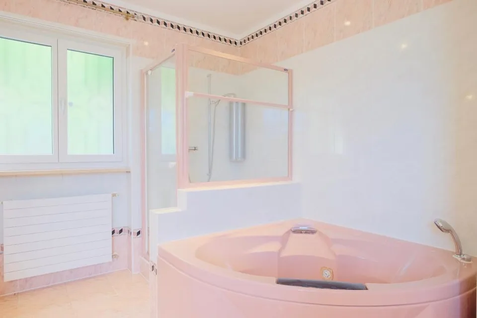 Proponiamo meravigliosa villa con piscina e vista lago – foto 11 di 12