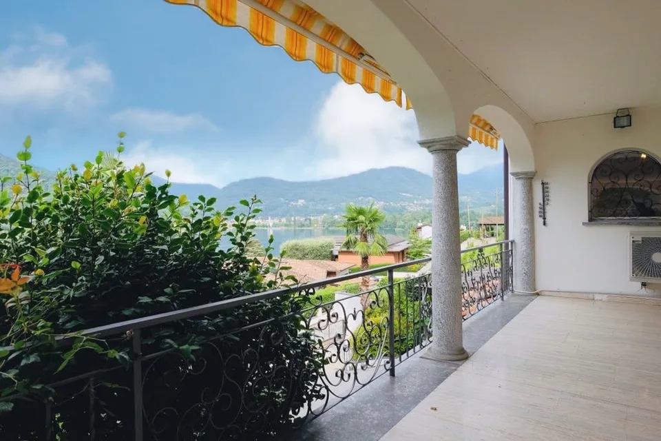 Proponiamo meravigliosa villa con piscina e vista lago